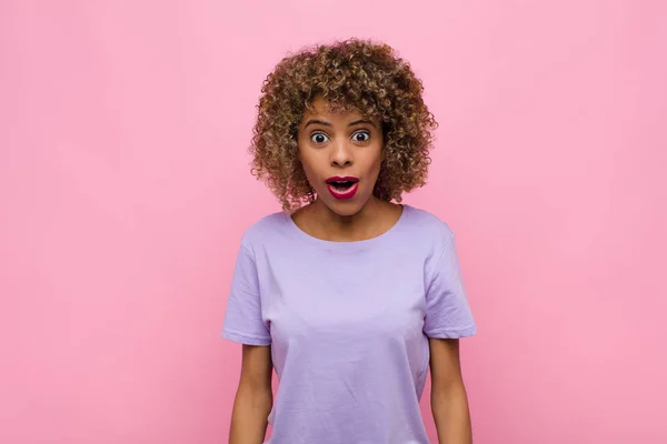 若いアフリカ系アメリカ人女性はピンクの壁に すごい と口を開けて見てショックや驚きを受けました — ストック写真