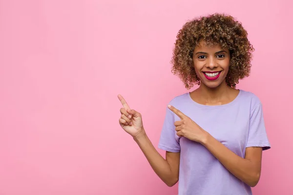 Jong Afrikaans Amerikaans Vrouw Glimlachen Gelukkig Wijzen Naar Opzij Omhoog — Stockfoto