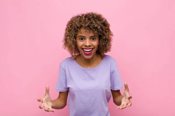 Jonge Afro Amerikaanse Vrouw Die Zich Gelukkig Verbaasd Gelukkig Verrast — Stockfoto