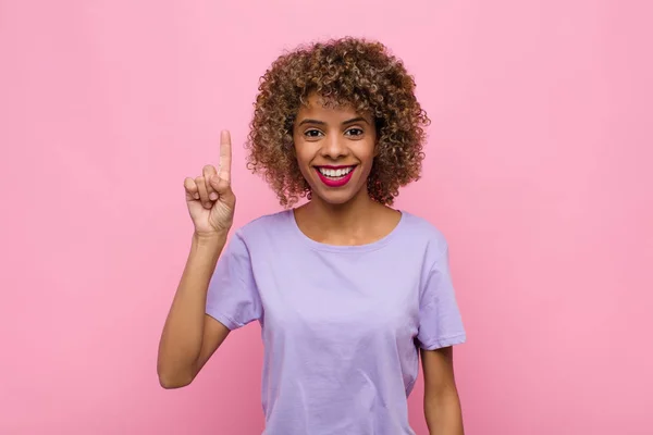 Joven Afroamericana Sonriendo Alegre Felizmente Apuntando Hacia Arriba Con Una — Foto de Stock