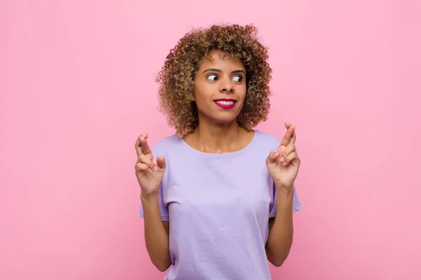 Jong Afrikaans Amerikaans Vrouw Kruisen Vingers Angstig Hopen Succes Met — Stockfoto