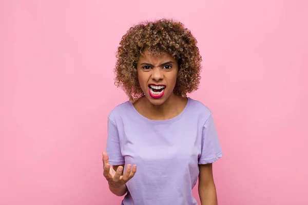 Jovem Africano Americano Mulher Olhando Irritado Irritado Frustrado Gritando Wtf — Fotografia de Stock