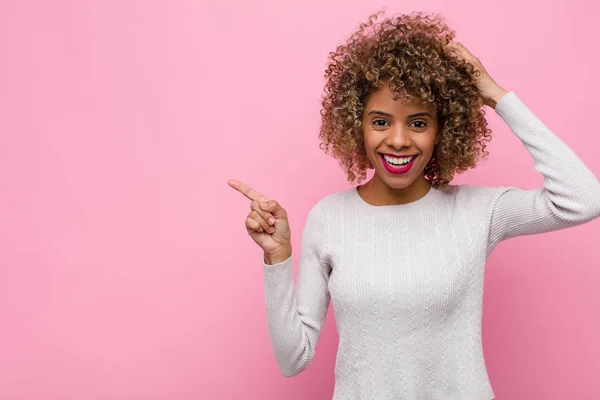 Joven Mujer Afroamericana Riendo Luciendo Feliz Positiva Sorprendida Realizando Una — Foto de Stock