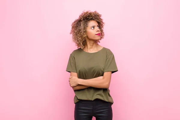 Jonge Afrikaans Amerikaanse Vrouw Die Zich Gelukkig Trots Hoopvol Voelt — Stockfoto