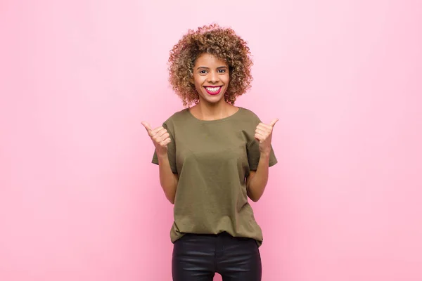 Joven Mujer Afroamericana Sonriendo Alegremente Luciendo Feliz Sintiéndose Despreocupada Positiva — Foto de Stock