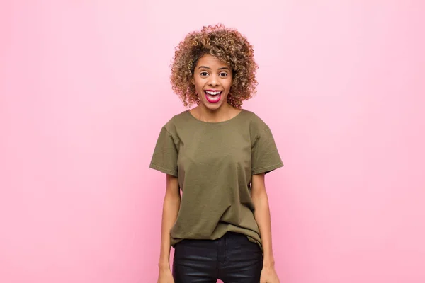 Joven Mujer Afroamericana Con Una Sonrisa Grande Amigable Despreocupada Con — Foto de Stock