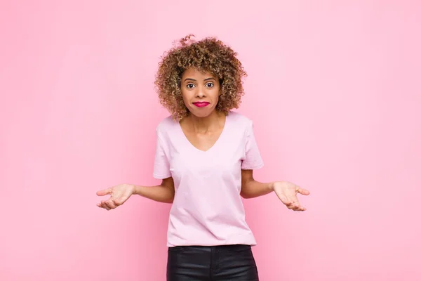 Jovem Afro Americana Sentindo Sem Noção Confuso Não Tenho Certeza — Fotografia de Stock