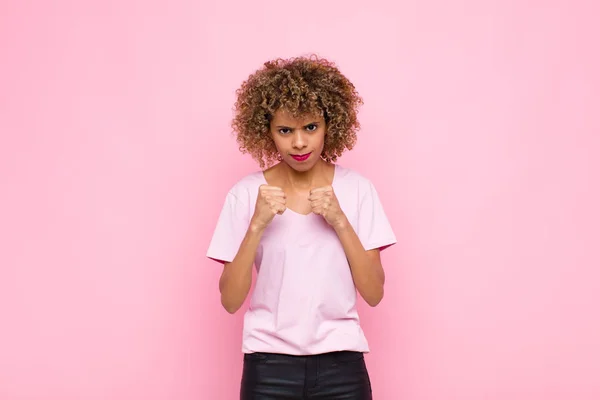 Jovem Afro Americana Olhando Confiante Irritado Forte Agressivo Com Punhos — Fotografia de Stock