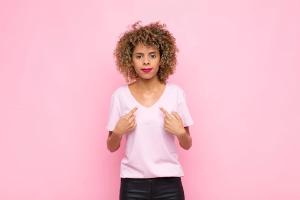 Jovem Afro Americana Apontando Para Com Olhar Confuso Quizzical Chocado — Fotografia de Stock