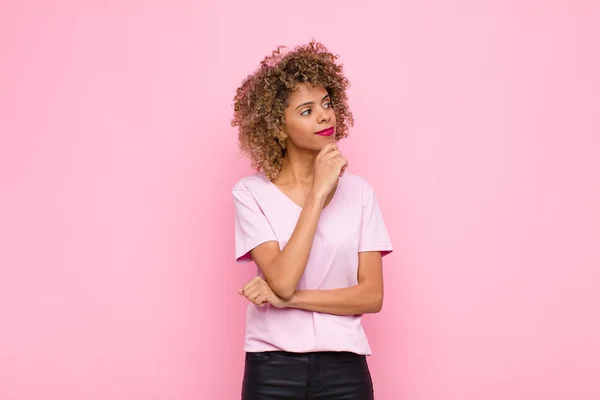 Jovem Afro Americana Sentindo Pensativo Imaginando Imaginando Ideias Sonhando Acordado — Fotografia de Stock