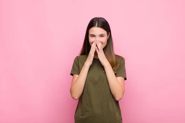 Jovem Bonita Mulher Olhando Feliz Alegre Sortudo Surpreendido Cobrindo Boca — Fotografia de Stock