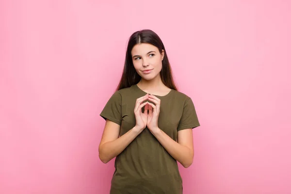 Jovem Mulher Bonita Sentindo Orgulhoso Travesso Arrogante Planejar Plano Maligno — Fotografia de Stock