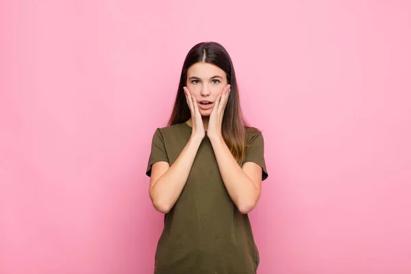 Jeune Jolie Femme Sentant Choqué Effrayé Air Terrifié Avec Bouche — Photo