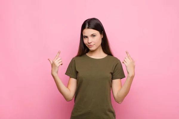 Jovem Mulher Bonita Com Uma Atitude Ruim Olhar Orgulhoso Agressivo — Fotografia de Stock