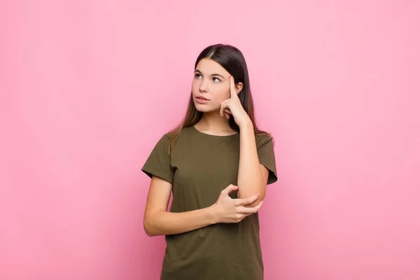 Jovem Mulher Bonita Com Olhar Concentrado Perguntando Com Uma Expressão — Fotografia de Stock