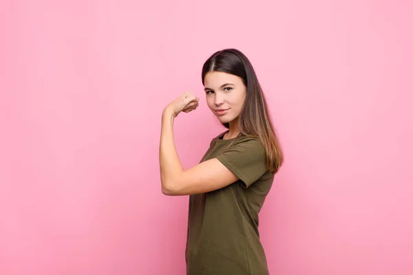 Giovane Bella Donna Sensazione Felice Soddisfatto Potente Flessione Forma Bicipiti — Foto Stock