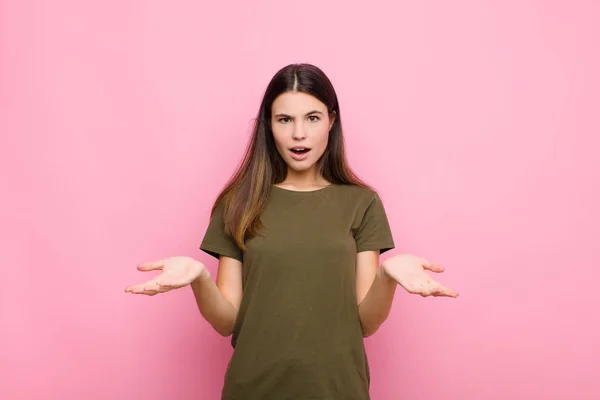 Junge Hübsche Frau Die Extrem Schockiert Und Überrascht Ist Ängstlich — Stockfoto