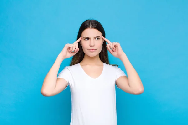 Jonge Mooie Vrouw Voelt Zich Verward Twijfelen Concentreren Een Idee — Stockfoto