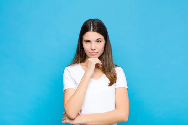 Jonge Mooie Vrouw Zoek Serieus Verward Onzeker Attent Twijfelen Tussen — Stockfoto