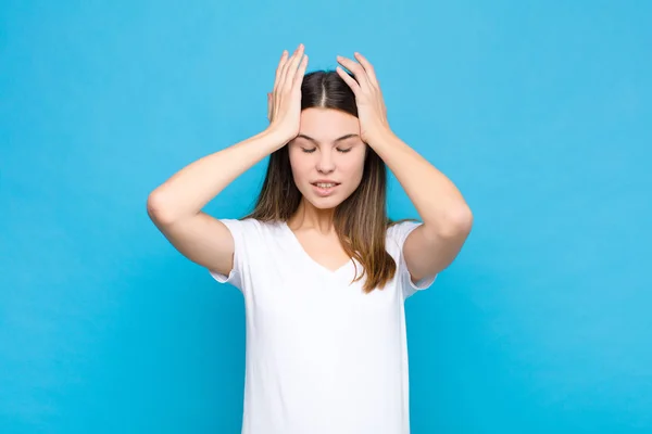 여성은 스트레스와 우울과 머리를 — 스톡 사진
