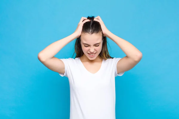 Giovane Bella Donna Sensazione Stress Frustrazione Alzando Mani Testa Sensazione — Foto Stock