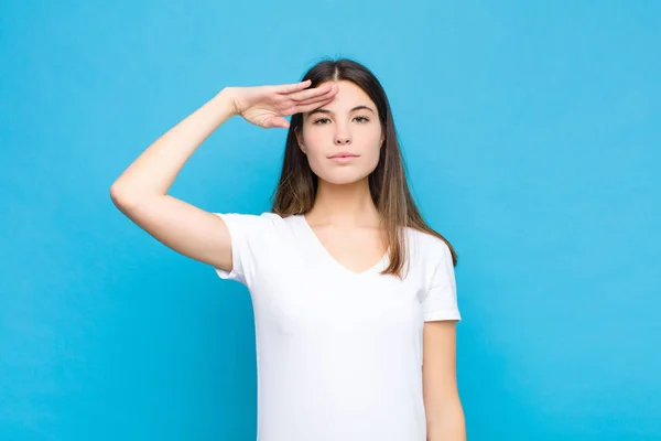 Jeune Jolie Femme Saluant Caméra Avec Salut Militaire Dans Acte — Photo