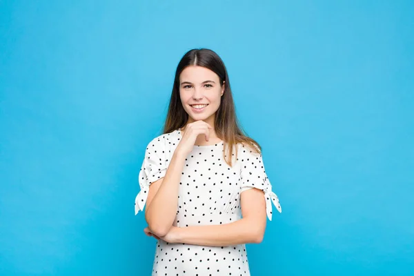 Jonge Mooie Vrouw Kijken Gelukkig Glimlachen Met Hand Kin Afvragen — Stockfoto