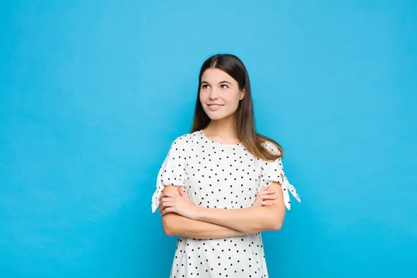 Jonge Mooie Vrouw Voelt Zich Gelukkig Trots Hoopvol Zich Afvragend — Stockfoto