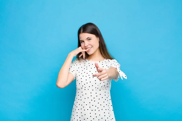 Mladá Hezká Žena Vesele Usmívá Ukazuje Kameru Zatímco Volat Vám — Stock fotografie