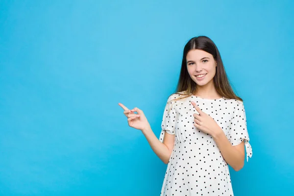 Ung Vacker Kvinna Ler Glatt Och Pekar Sidan Och Uppåt — Stockfoto