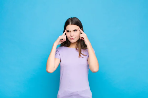 Junge Hübsche Frau Die Konzentriert Auf Eine Idee Schaut Und — Stockfoto