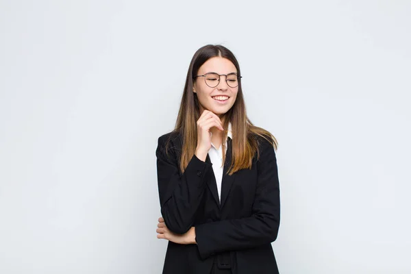 Młoda Bizneswoman Uśmiechnięta Szczęśliwym Pewnym Siebie Wyrazem Twarzy Ręką Podbródku — Zdjęcie stockowe
