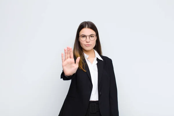 Młoda Businesswoman Patrząc Poważne Surowe Niezadowolony Zły Pokazując Otwartą Dłoń — Zdjęcie stockowe