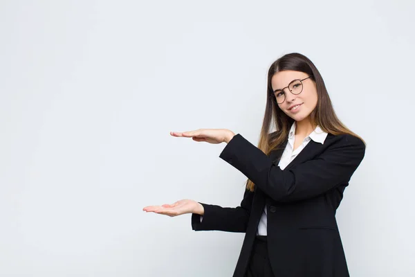 Ung Affärskvinna Leende Känna Sig Glad Positiv Och Nöjd Hålla — Stockfoto