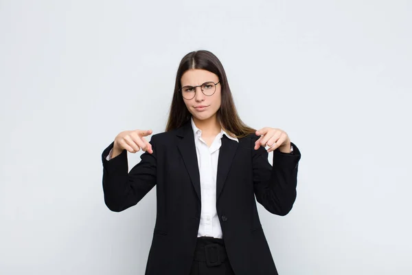 Młoda Bizneswoman Skierowana Przodu Przed Kamerą Obiema Palcami Gniewnym Wyrazem — Zdjęcie stockowe