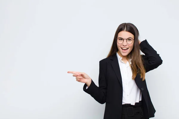 Young Businesswoman Laughing Looking Happy Positive Surprised Realizing Great Idea — Stock Photo, Image