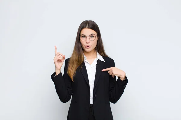 Junge Geschäftsfrau Ist Stolz Und Überrascht Zeigt Selbstbewusst Auf Sich — Stockfoto