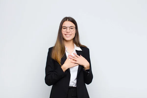 Giovane Donna Affari Sentendosi Romantica Felice Innamorata Sorridendo Allegramente Tenendosi — Foto Stock