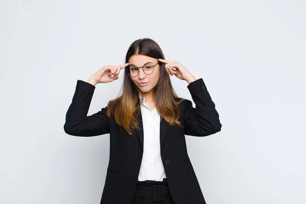 Ung Affärskvinna Med Allvarlig Och Koncentrerad Utseende Brainstorming Och Tänka — Stockfoto