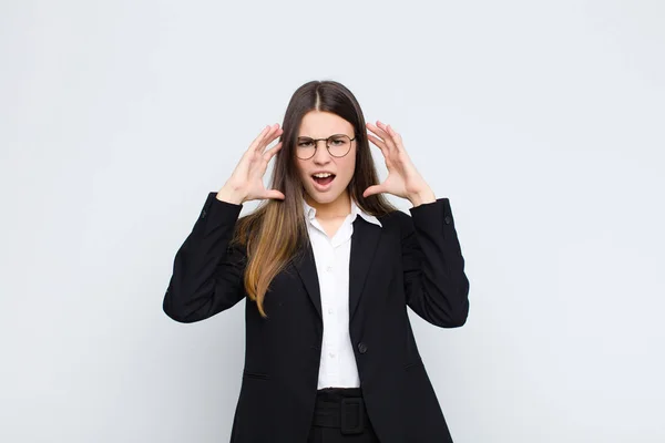 Junge Geschäftsfrau Schreit Mit Erhobenen Händen Der Luft Fühlt Sich — Stockfoto