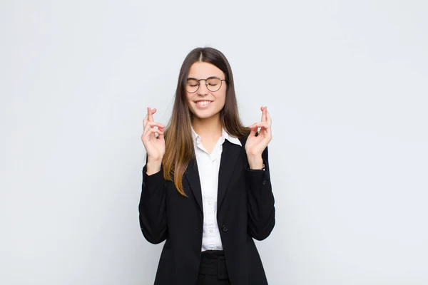 Ung Affärskvinna Känner Sig Nervös Och Hoppfull Korsning Fingrar Och — Stockfoto