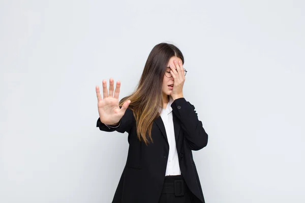 Joven Mujer Negocios Cubriendo Cara Con Mano Poniendo Otra Mano — Foto de Stock