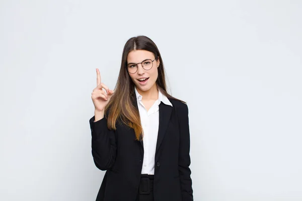 Jovem Empresária Sentindo Como Gênio Feliz Animado Depois Perceber Uma — Fotografia de Stock