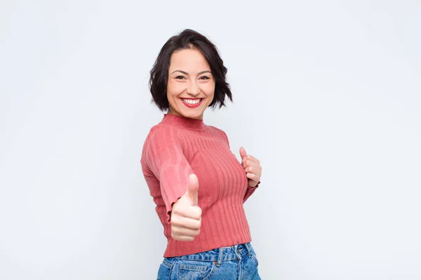 Junge Hübsche Frau Fühlt Sich Stolz Unbeschwert Selbstbewusst Und Glücklich — Stockfoto