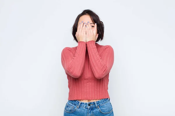 Jeune Jolie Femme Couvrant Visage Avec Les Mains Regardant Entre — Photo