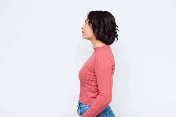 Jovem Bonita Mulher Visão Perfil Olhando Para Copiar Espaço Frente — Fotografia de Stock