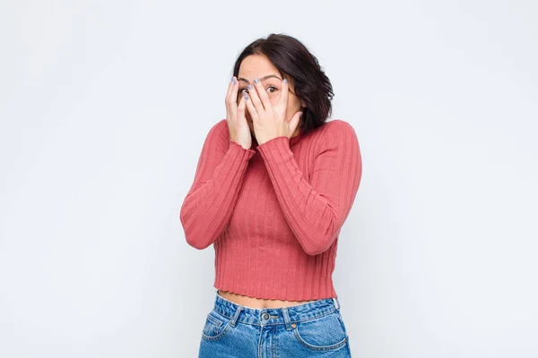 Jong Mooi Vrouw Gevoel Bang Verlegen Gluuren Spioneren Met Ogen — Stockfoto