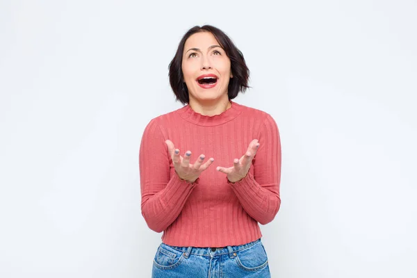 Jovem Bonita Mulher Olhando Desesperado Frustrado Estressado Infeliz Irritado Gritando — Fotografia de Stock