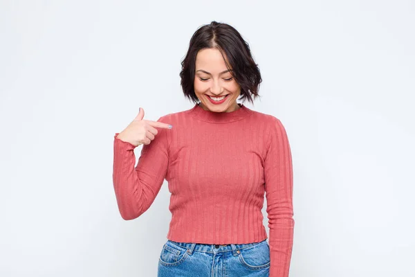 Joven Bonita Mujer Sonriendo Alegre Casualmente Mirando Hacia Abajo Señalando — Foto de Stock