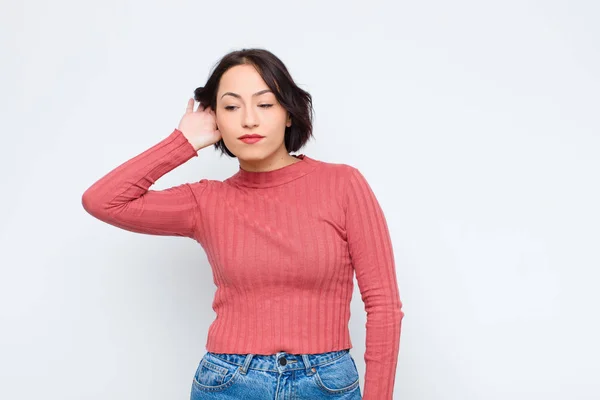 Joven Bonita Mujer Buscando Seria Curiosa Escuchando Tratando Escuchar Una — Foto de Stock